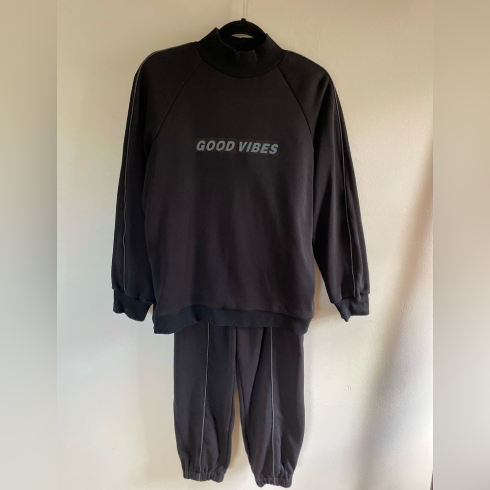 Q2 Shop “Good Vibes” Sweatsuit / Joggers Set - S